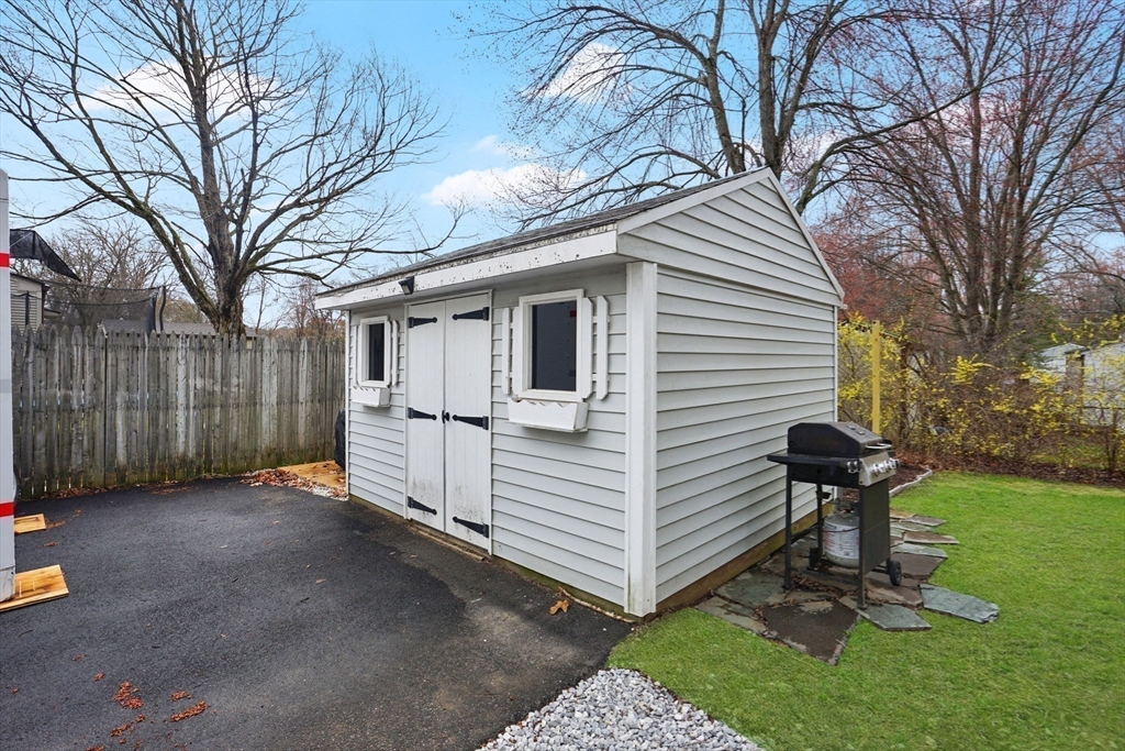 134 Newhouse Street Springfield, MA 01118 - Photo 6 of 33