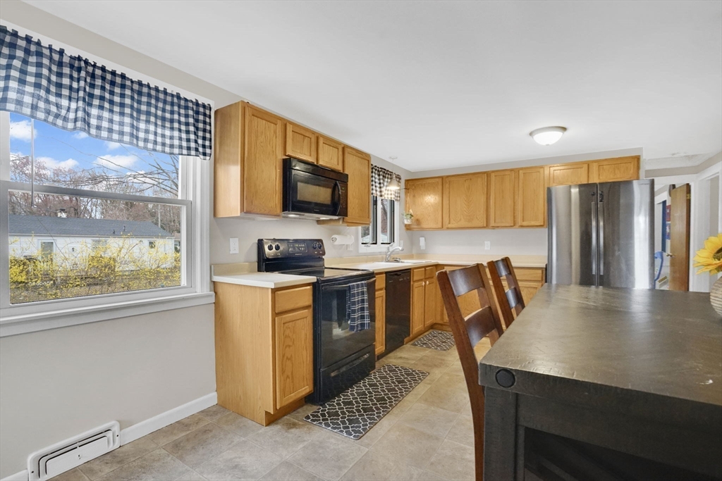 134 Newhouse Street Springfield, MA 01118 - Photo 8 of 32