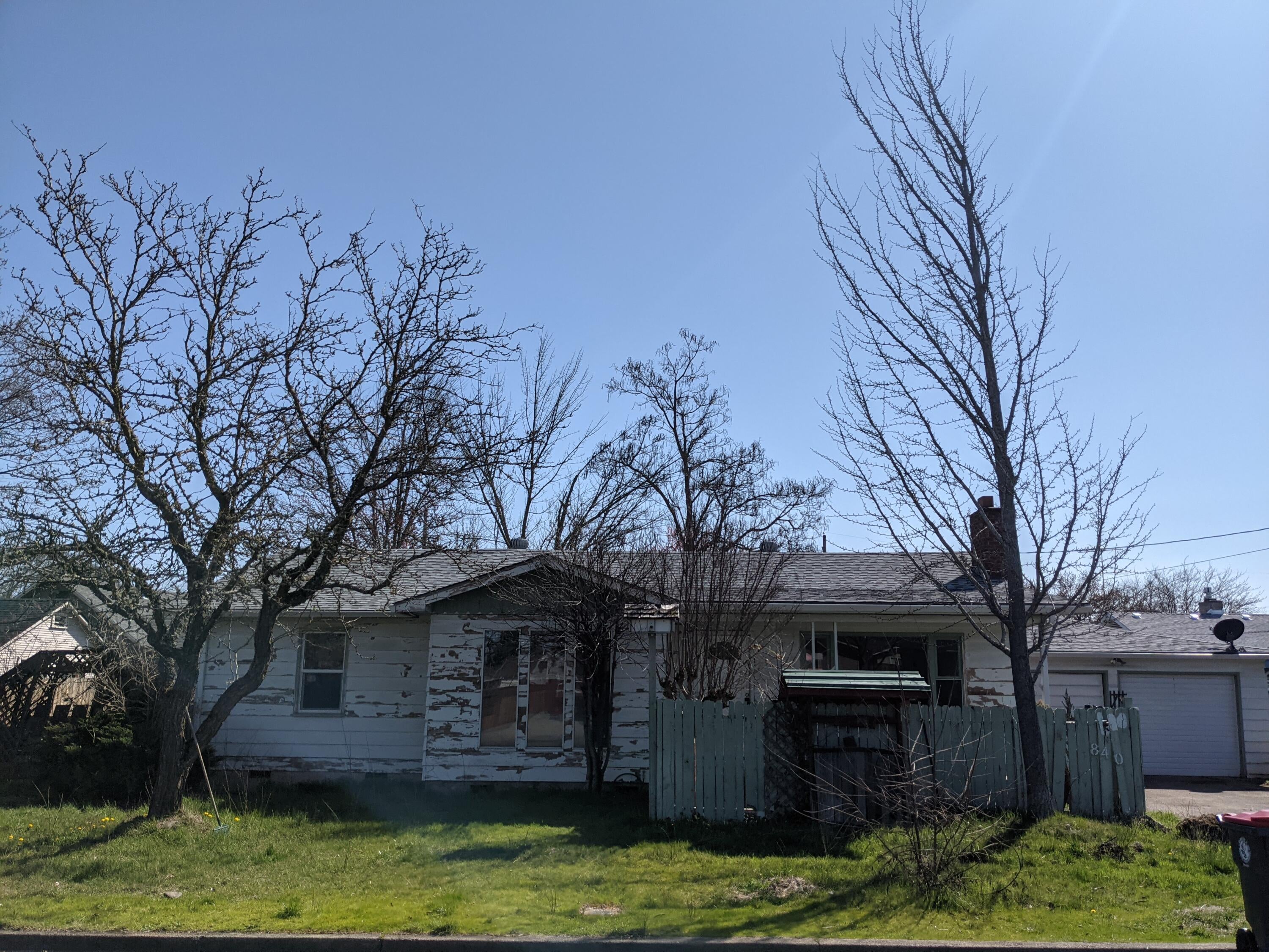 840 Chestnut Street Central Point, OR 97502 - Photo 1 of 8 Front of home