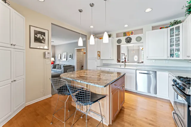 $3,250 | 566 West Bridge View Court, Palatine, IL 60067