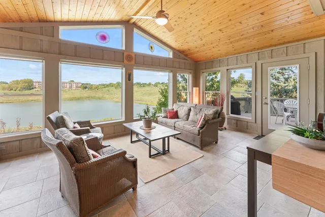 $3,250 | 566 West Bridge View Court, Palatine, IL 60067