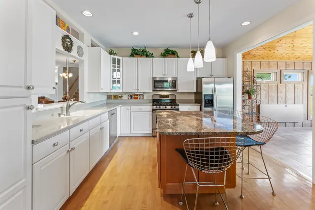 $3,250 | 566 West Bridge View Court, Palatine, IL 60067