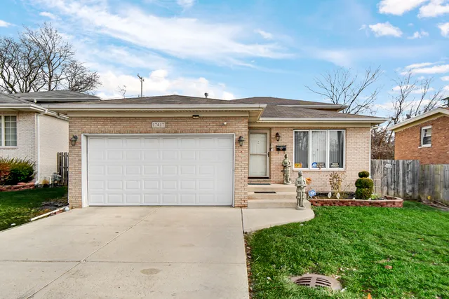 a view of a house with backyard and porch