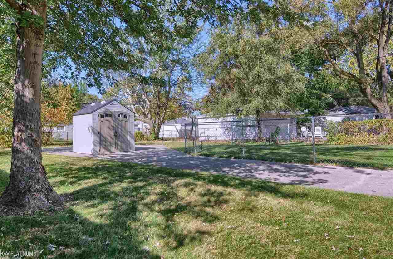 24329 Dale Avenue Eastpointe, MI 48021 - Photo 23 of 24 50026592-22.JPG