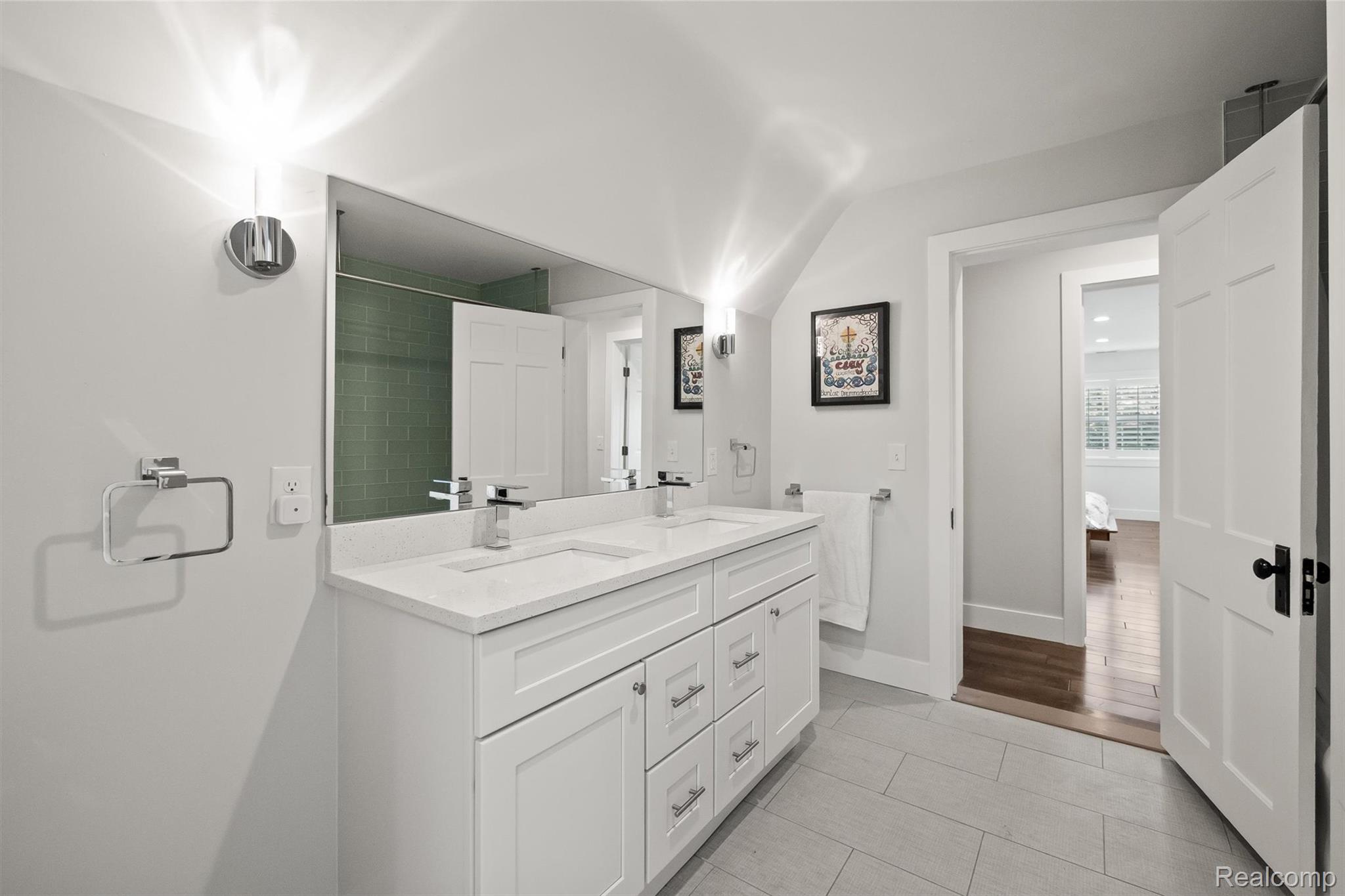 6390 Commerce Road West Bloomfield, MI 48324 - Photo 32 of 74 Dual-entry 2nd floor bathroom