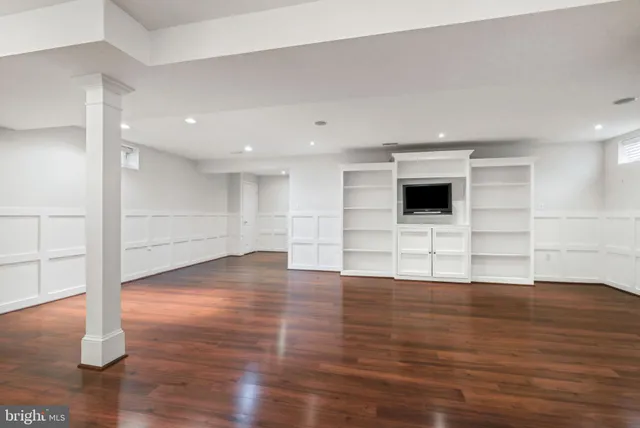 a view of house that has a car park front of house