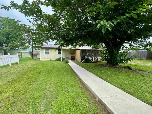a view of house with a yard