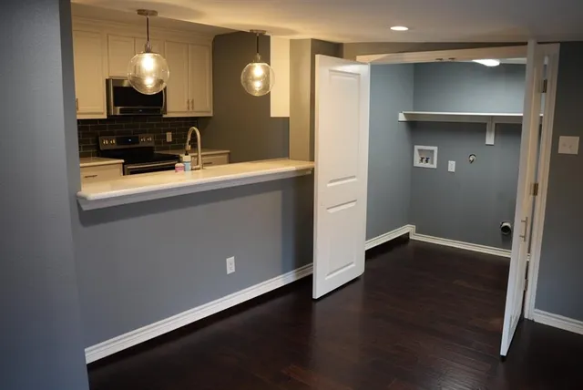 a view of a livingroom with furniture