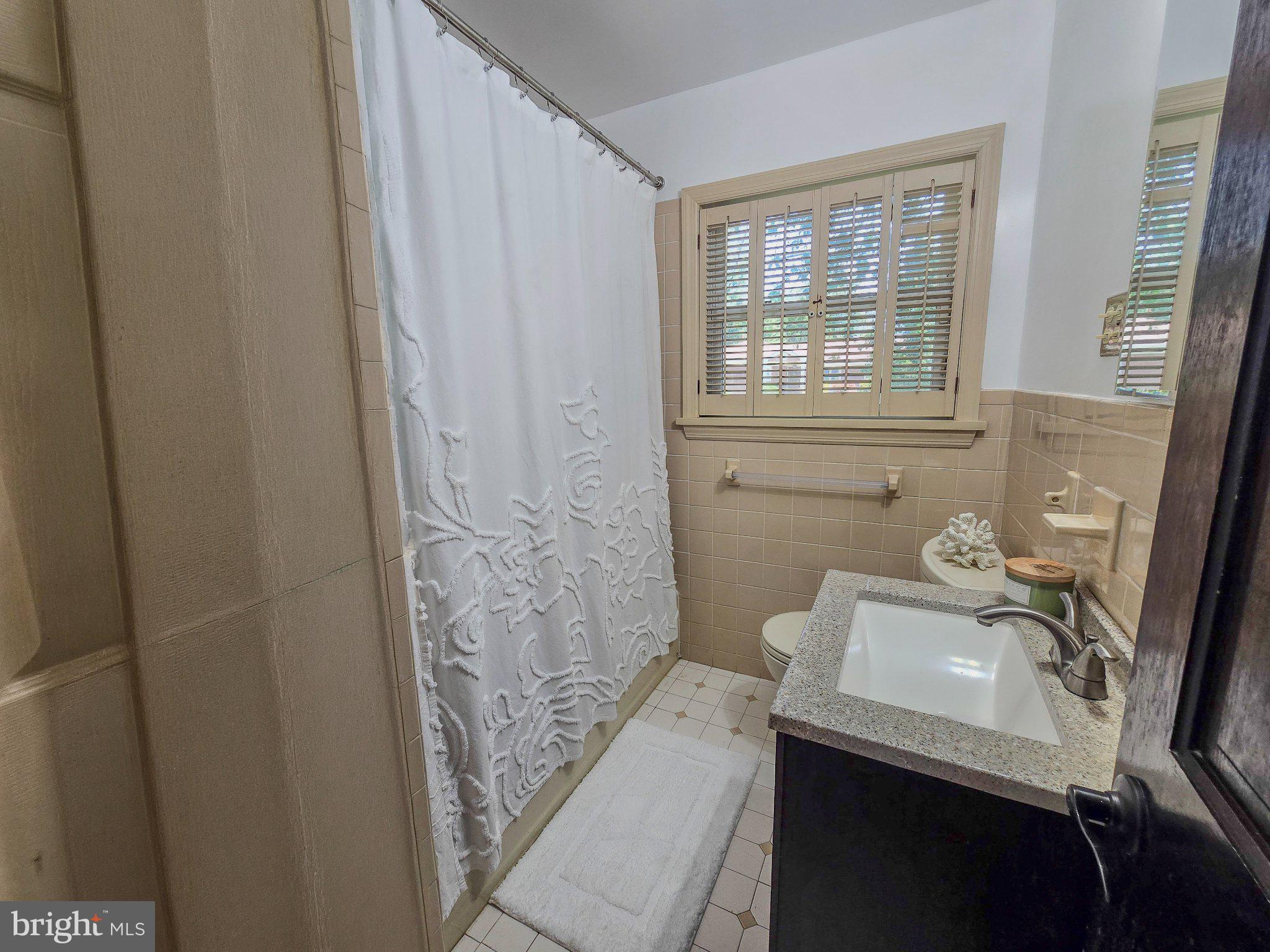 33 Delwood Road Cherry Hill, NJ 08002 - Photo 17 of 27 Charming bathroom with natural light.