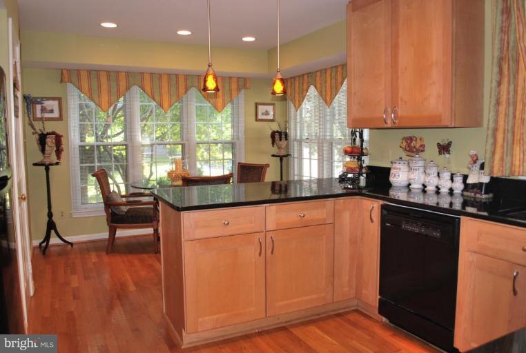 2083 Cobblestone Lane Reston, VA 20191 - Photo 10 of 30 Kitchen/Dining Room