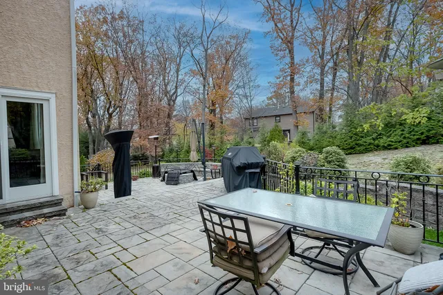 a view of a house with a yard and plants