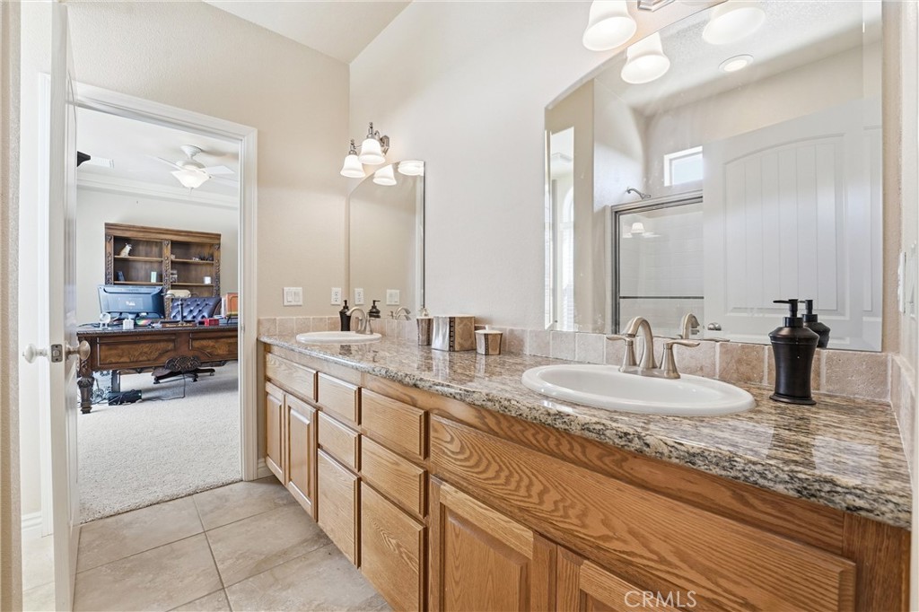 5773 Merito Road Hesperia, CA 92344 - Photo 19 of 33 Jack and Jill Bathroom
