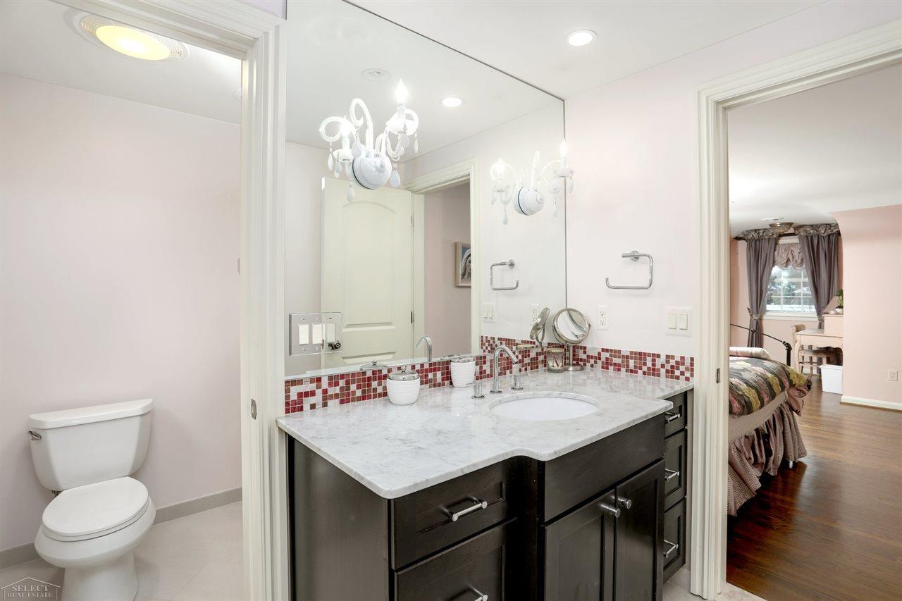 44 South Deeplands Road Grosse Pointe, MI 48236 - Photo 29 of 41 Jack and Jill bathroom with walk in shower.