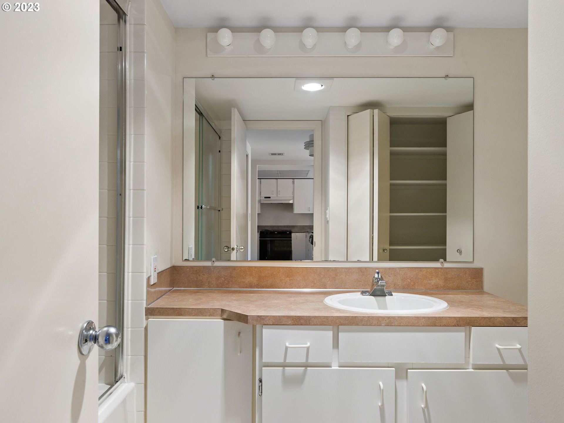 6665 West Burnside Road, Unit 424 Portland, OR 97225 - Photo 12 of 35 Bathroom