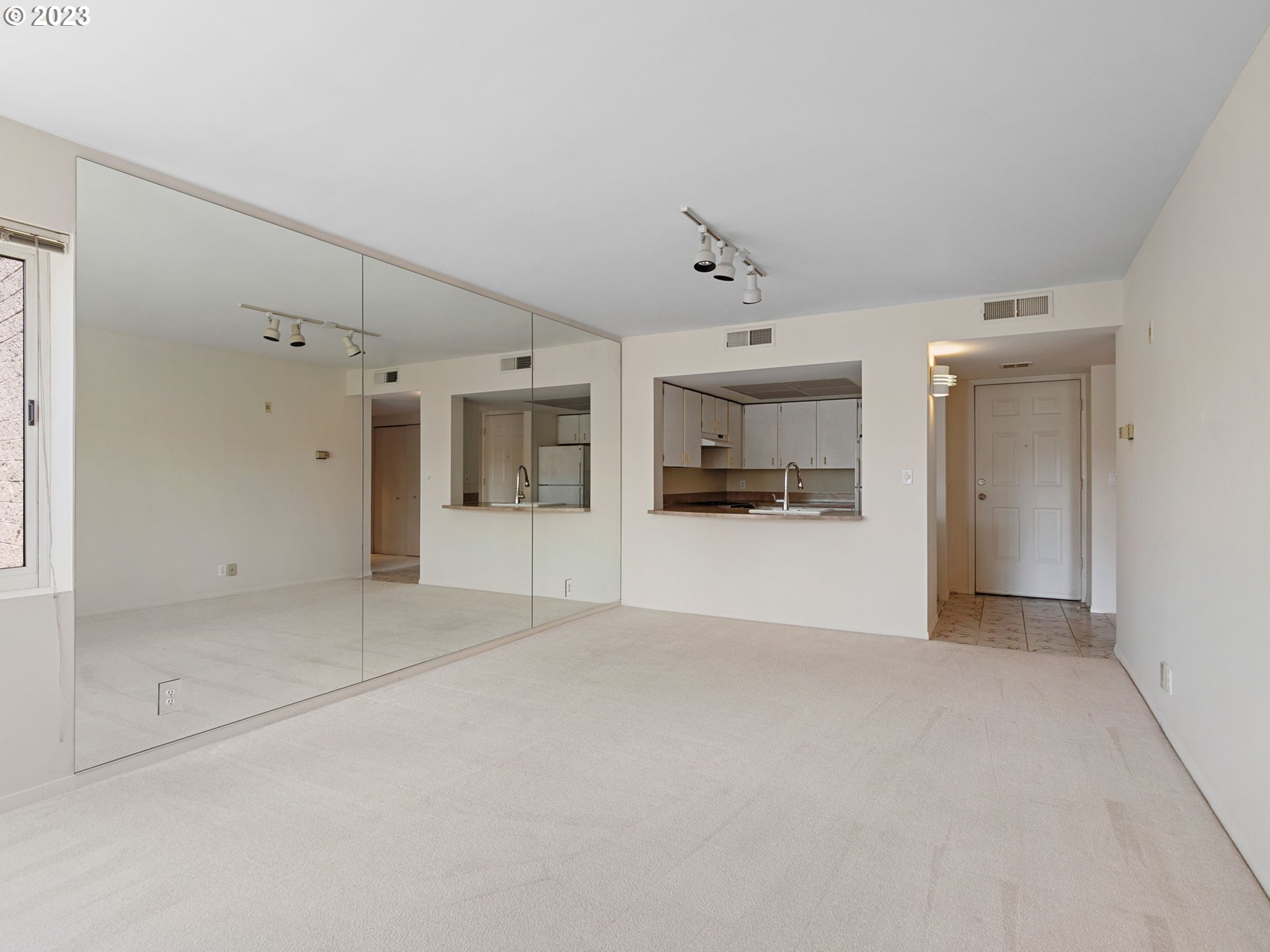 6665 West Burnside Road, Unit 424 Portland, OR 97225 - Photo 18 of 35 Living Room/Dining Room