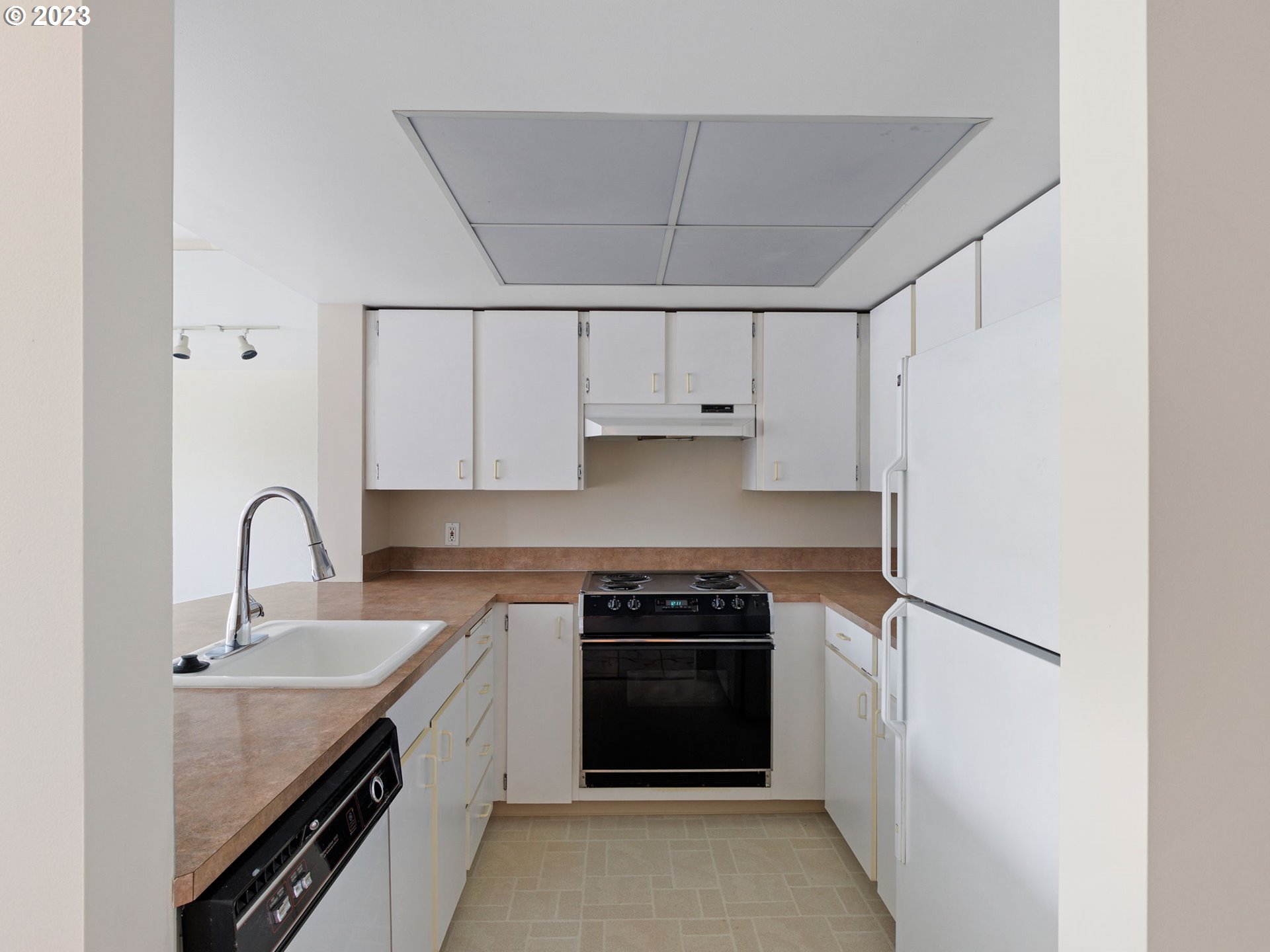 6665 West Burnside Road, Unit 424 Portland, OR 97225 - Photo 5 of 35 Kitchen
