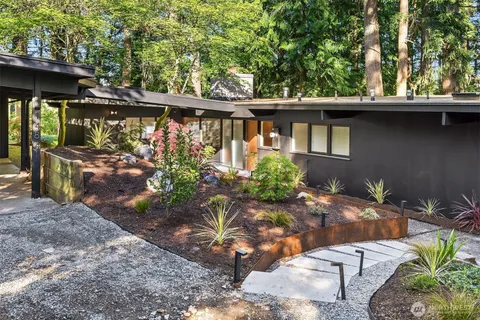 a view of house with outdoor seating space