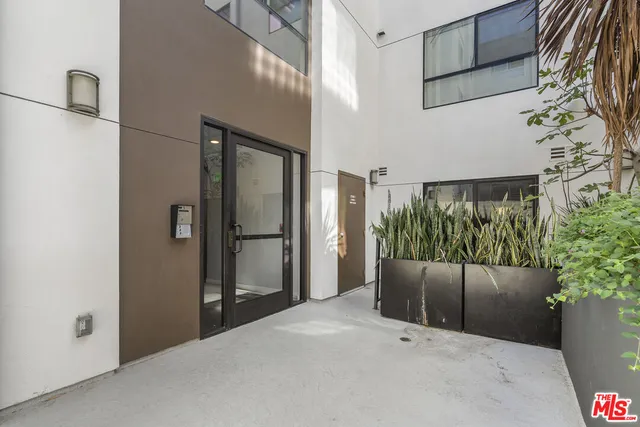 $3,650 | 5030 Rosewood Avenue, Unit 501, Los Angeles, CA 90004