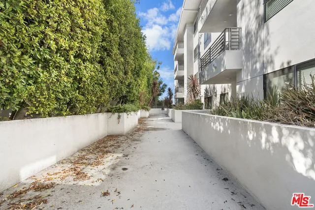 $3,650 | 5030 Rosewood Avenue, Unit 501, Los Angeles, CA 90004