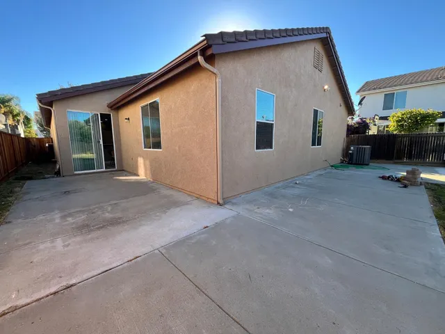 a view of a house with backyard