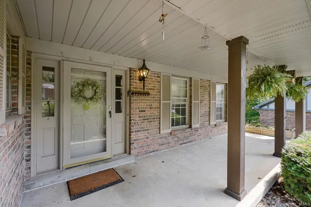 $299,900 | 613 Berry Court, Evansville, IN 47710