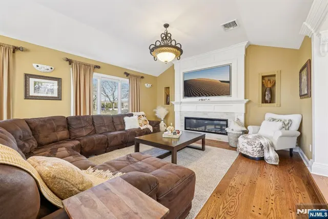 $1,092,000 | 761 Valley Road, Wayne, NJ 07470