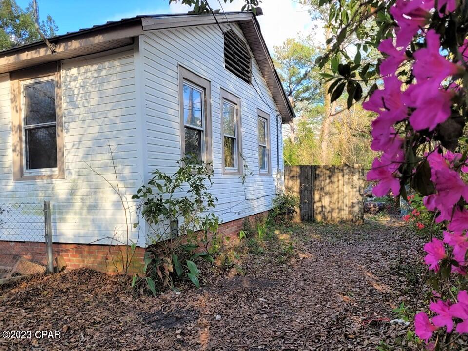 581 5th Street Chipley, FL 32428 - Photo 2 of 18