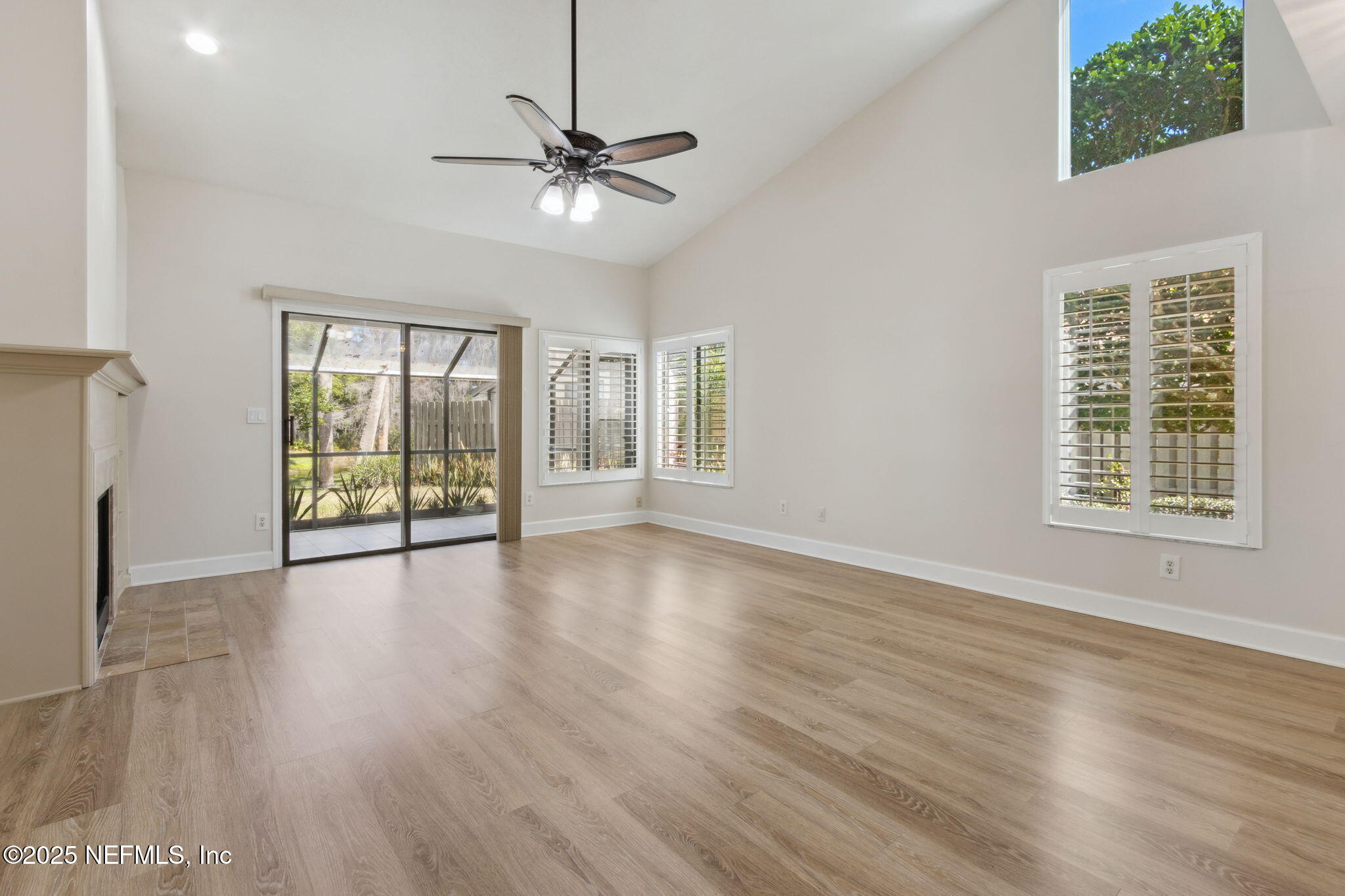 14 Turtleback Trail Ponte Vedra Beach, FL 32082 - Photo 7 of 63 Family Room with vaulted ceiling