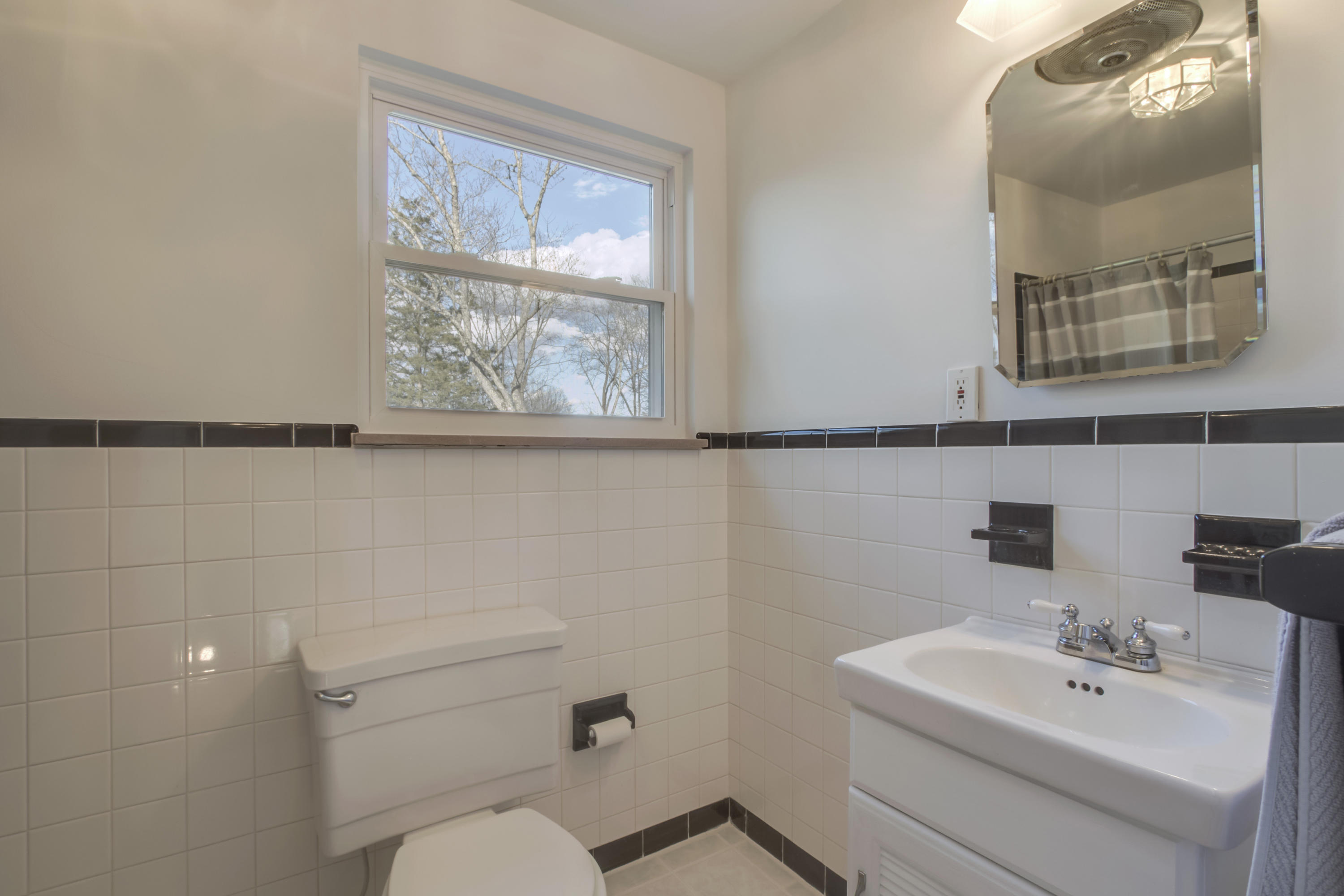 119 Cooper Circle Oak Ridge, TN 37830 - Photo 28 of 34 2ND FLOOR BATH
