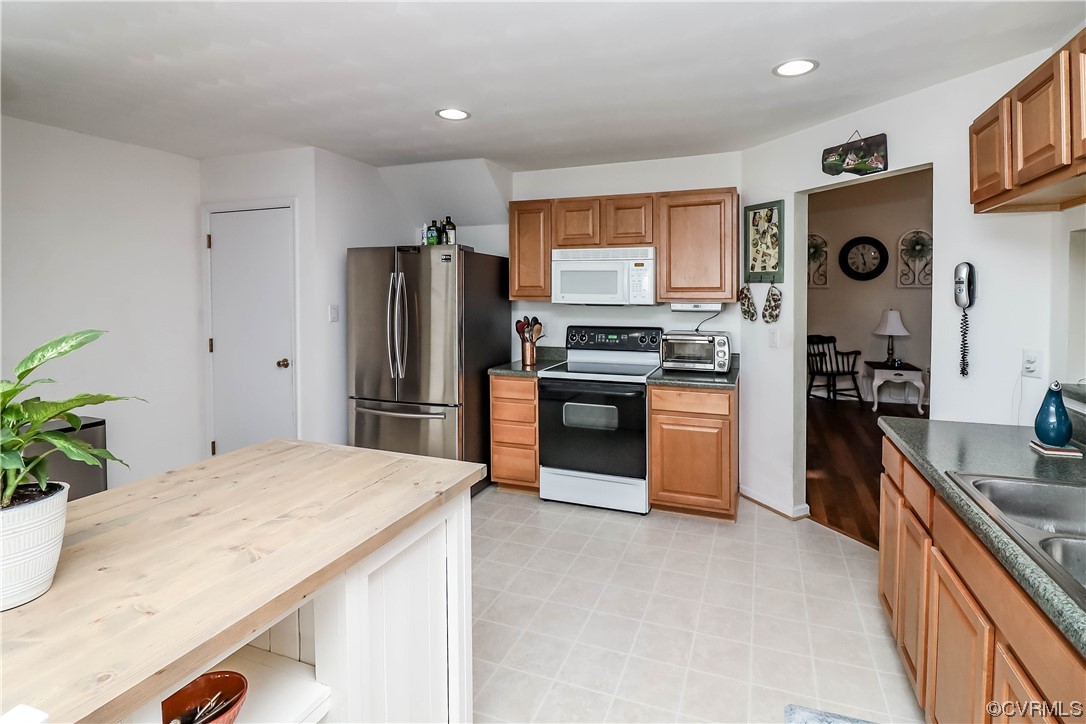 9219 Alcove Grove Road Chesterfield, VA 23832 - Photo 16 of 41 a kitchen with stainless steel appliances granite countertop a sink stove and refrigerator