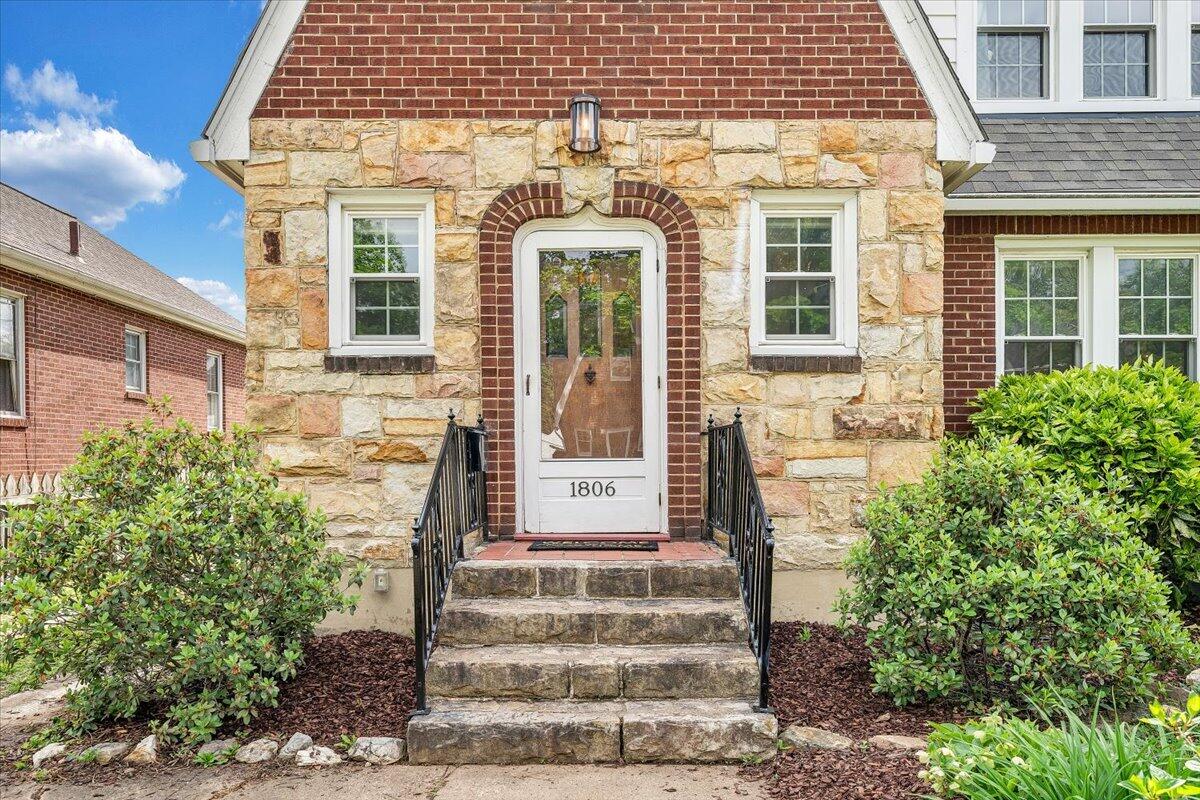 1806 Warrington Road Southwest Roanoke, VA 24015 - Photo 3 of 56 03-MIB01785-R5