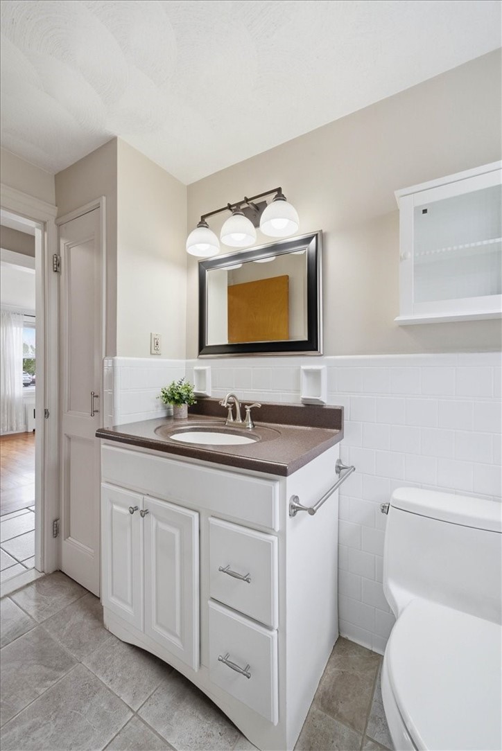 28 Glenbrook Road Warwick, RI 02889 - Photo 25 of 43 Updated full bath