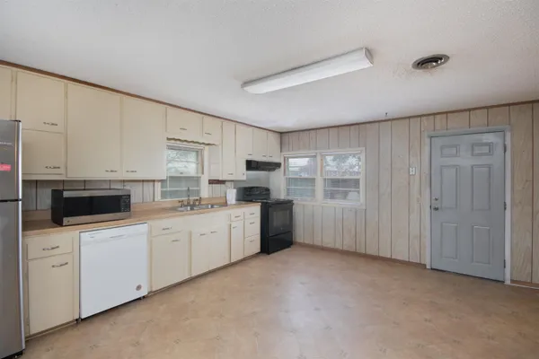 $90,000 | 838 South Bleckley Drive, Wichita, KS 67218