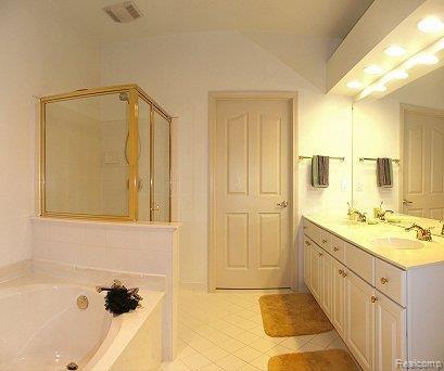 1680 Maple Creek Court Rochester, MI 48306 - Photo 8 of 16 Seperate Shower Stall