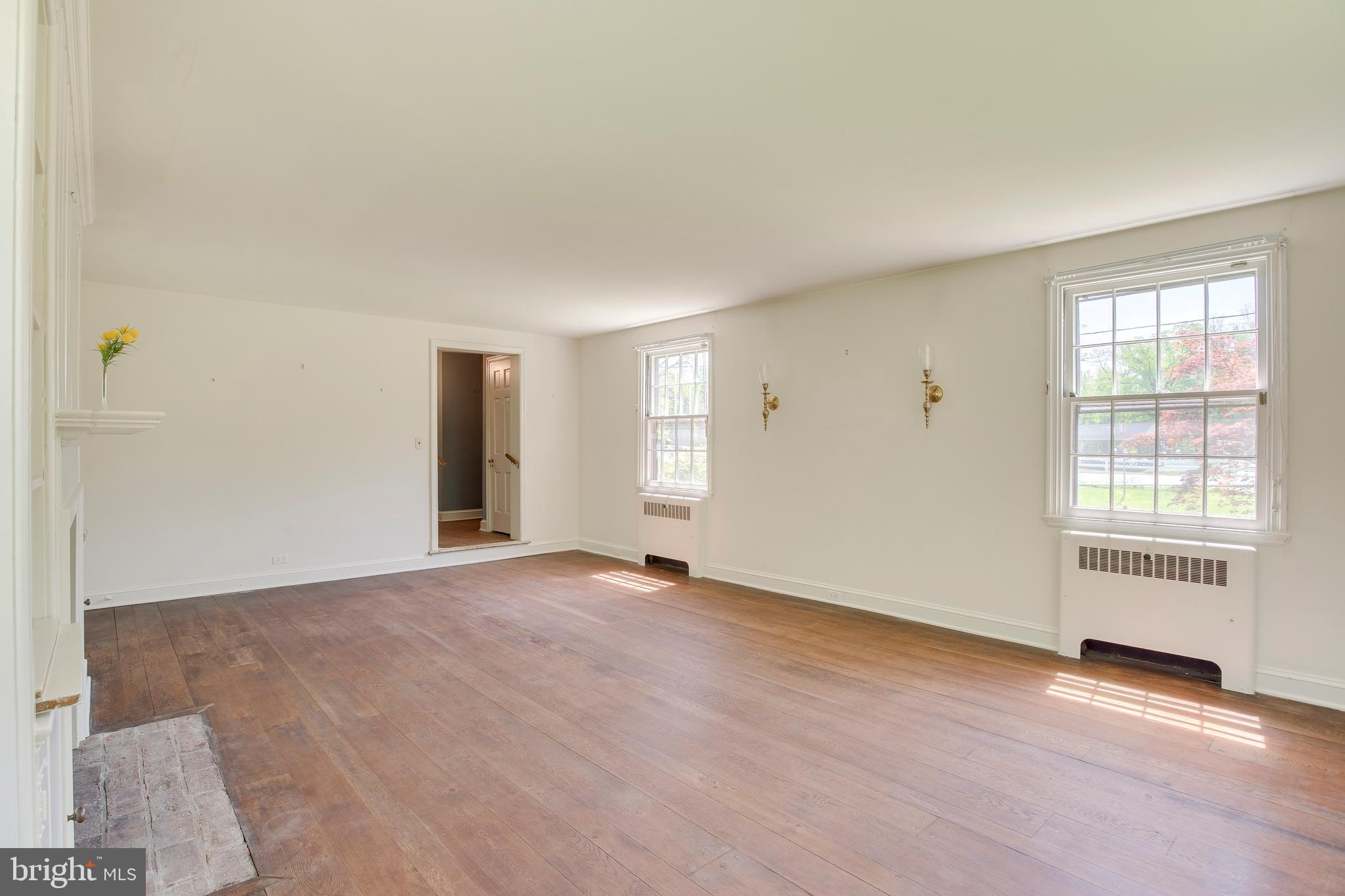 1824 Frederick Road Baltimore, MD 21228 - Photo 19 of 36 Living room