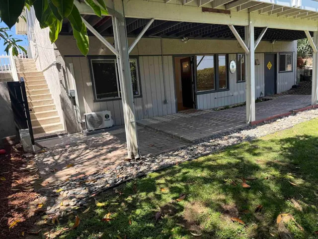a view of a house with backyard