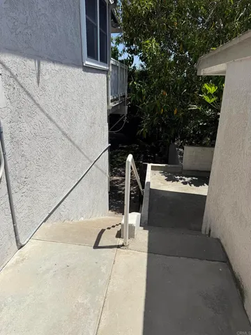 a view of entryway and kitchen