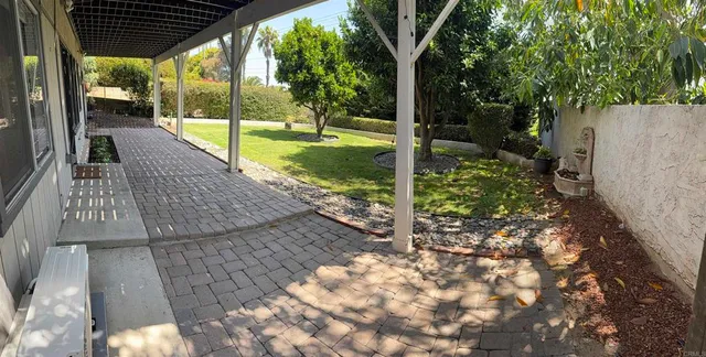 a view of a backyard