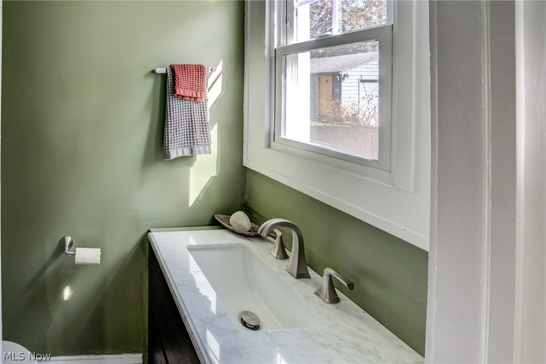 3005 Yorkshire Road Cleveland, OH 44118 - Photo 14 of 30 1st floor half bath