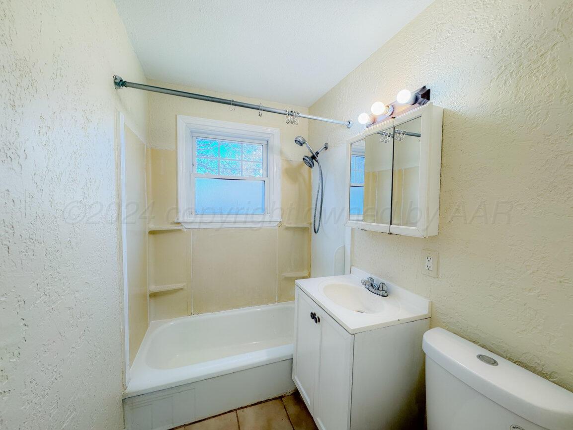 4204 Cline Road Amarillo, TX 79110 - Photo 16 of 24 Bathroom