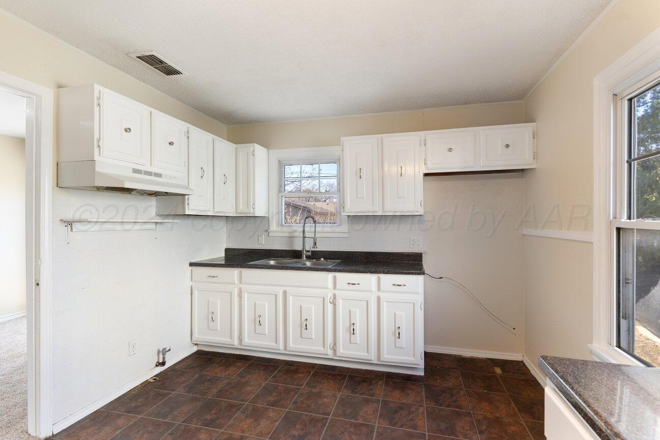 4204 Cline Road Amarillo, TX 79110 - Photo 8 of 24 Kitchen