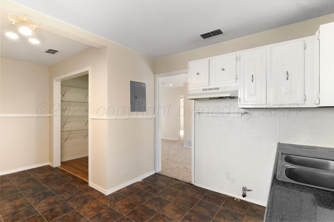 4204 Cline Road Amarillo, TX 79110 - Photo 10 of 24 Kitchen