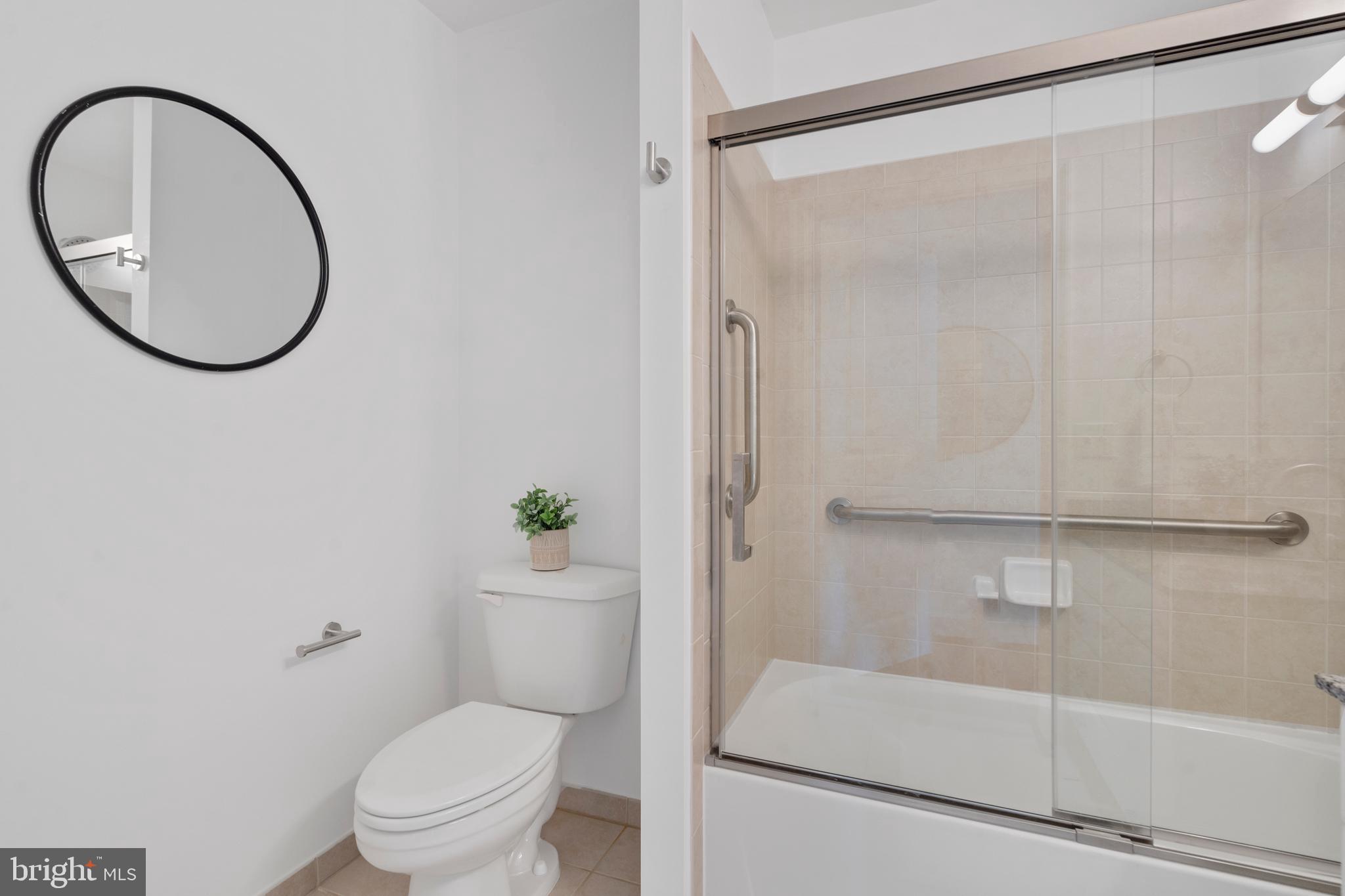 3600 South Glebe Road, Unit 819W Arlington, VA 22202 - Photo 25 of 42 Second Full Bathroom