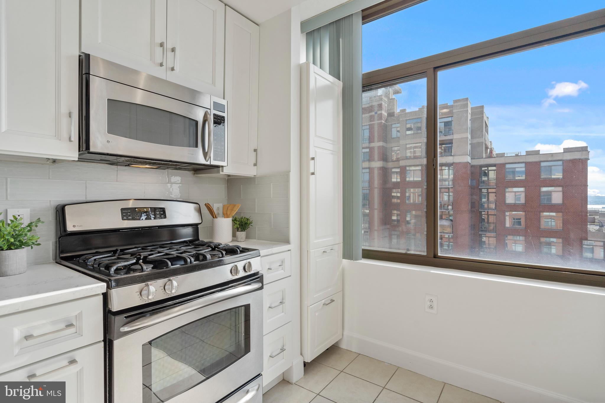 3600 South Glebe Road, Unit 819W Arlington, VA 22202 - Photo 7 of 42 Gas Cooking