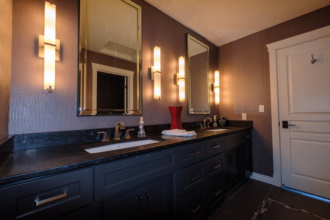 3124 Taylor Road Central Point, OR 97502 - Photo 30 of 47 Jack & Jill Bath 1