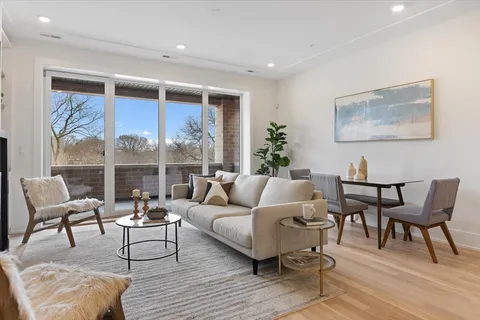 $850,000 | 2720 North Ashland Avenue, Unit 2S, Chicago, IL 60614