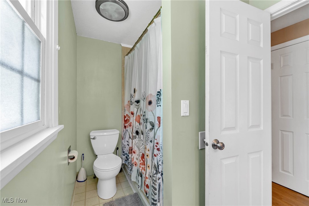 1583 Vermilion Road Vermilion, OH 44089 - Photo 21 of 41 Bathroom featuring curtained shower with jetted tub and light tile patterned floors