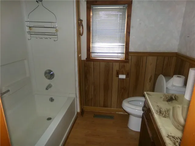 $95,000 | 304 East 6th Street, La Harpe, KS 66751