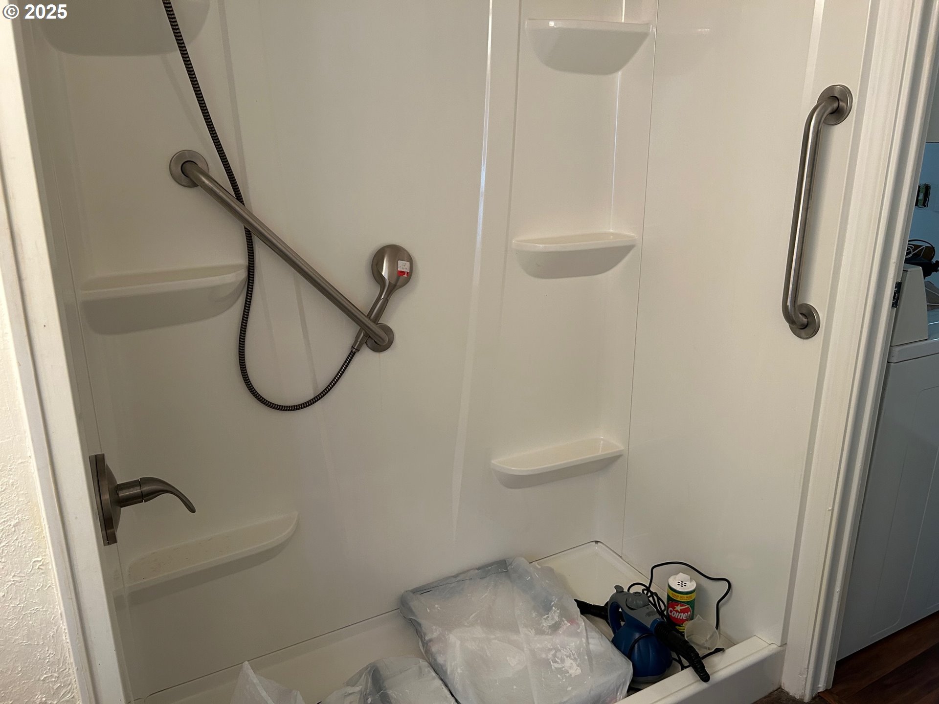 89510 Highway 101, Unit 26 Florence, OR 97439 - Photo 9 of 16 a bathroom with a shower