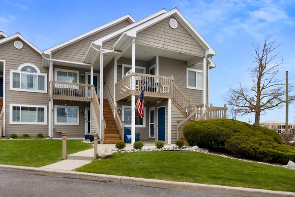 $425,000 | 101 Southwest Bayshore Drive, Unit 101, Traverse City, MI 49684